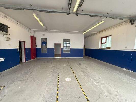 Hallenseite mit beiden Sektionaltoren