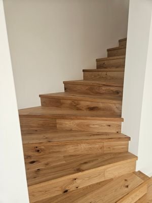 Treppenaufgang mit Holzbelag