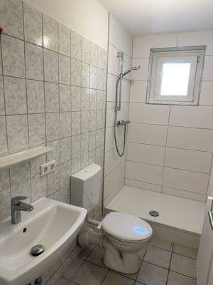 Bad 2 mit Dusche + Fenster