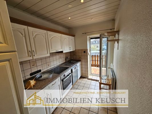 Einbauküche mit Zugang zum Balkon