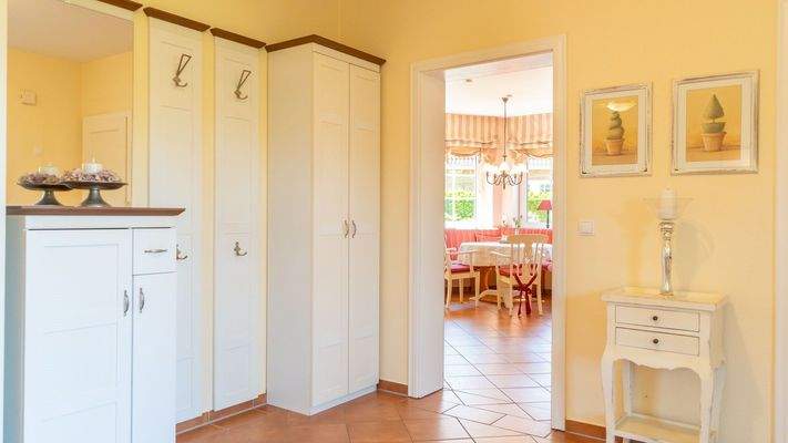 Blick vom Eingangsbereich in die Küche