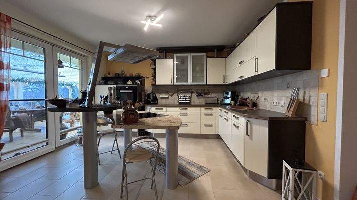 Küche mit Zugang zur Terrasse