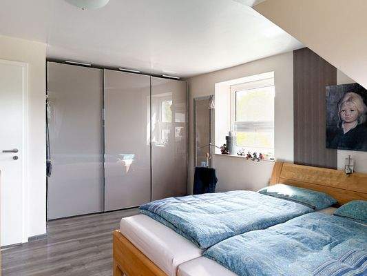 Großzügiges Schlafzimmer mit Einbauschrank
