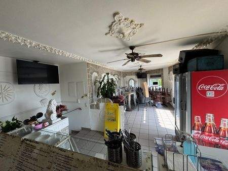 Gewerbeeinheit 2 Verkaufsraum im EG mit Sitzplätzen