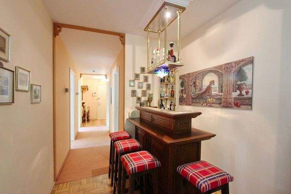 Bar uind blick in den Eigangsbereich