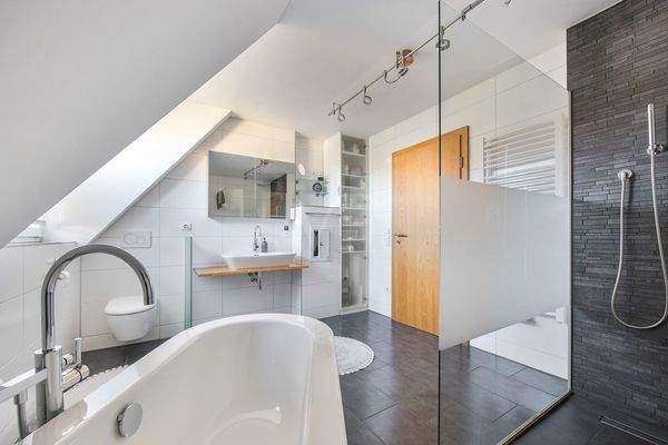 Masterbad mit freistehender Badewanne