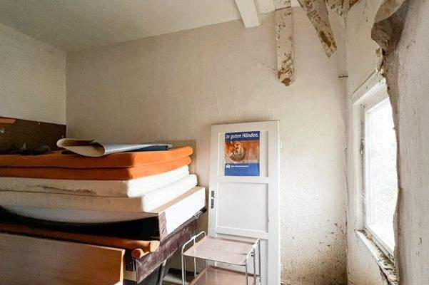 Kleines Zimmer mit Wasserschaden