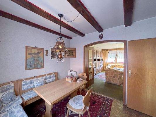 Gemütlicher Essbereich mit Blick ins Wohnzimmer