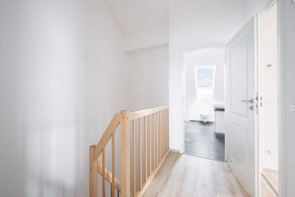 Flur im Dachgeschoss mit Blick in das Bad