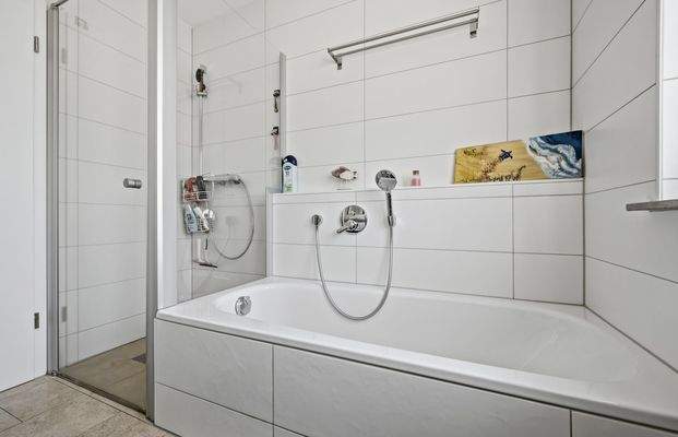 Dusche und Badewanne