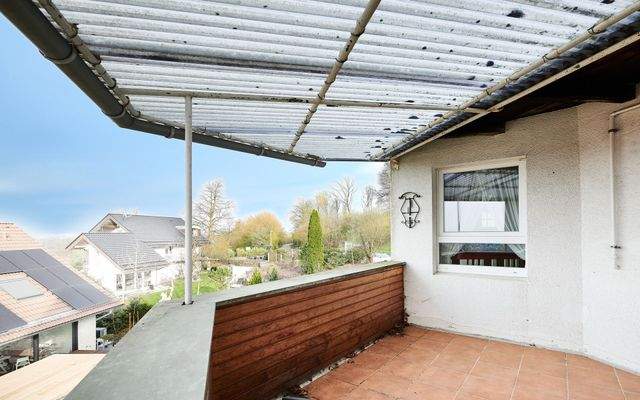 Der überdachte Balkon im OG