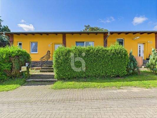 Front des Zuhauses 1