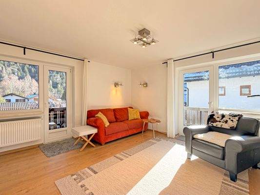 Wohn-/Esszimmer im Obergeschoss mit Zugang zu 2 Balkonen