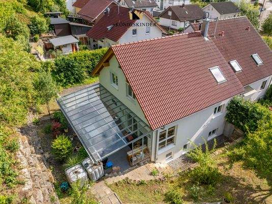 Moderne Doppelhaushälfte mit Einliegerwohnung, Doppelgarage und großzügiger Einfahrt.