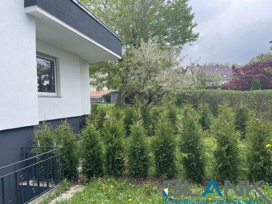 Hausansicht mit Garten