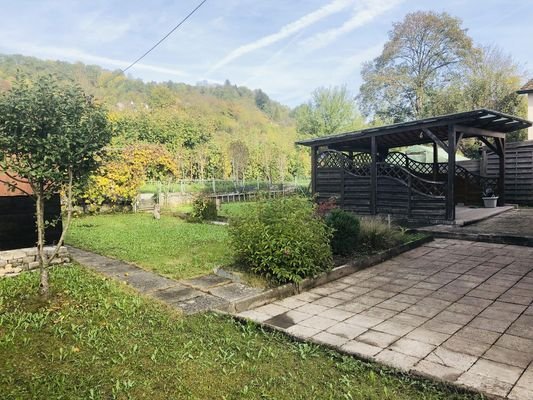 Garten mit Blick zum Pavillon