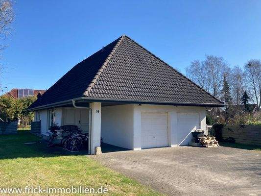 Garage und Hauseingang.JPG