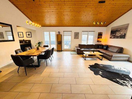 28. Ess- und Wohnbereich OG, Blick vom Flur 