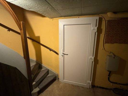 Keller unten Aufgang.jpg