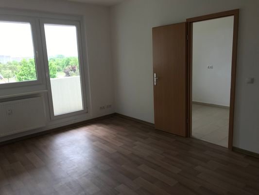 Muster Wohnzimmer mit Blick in Küche