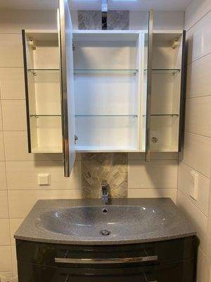 Bad 3 Einbauschrank und Waschbecken