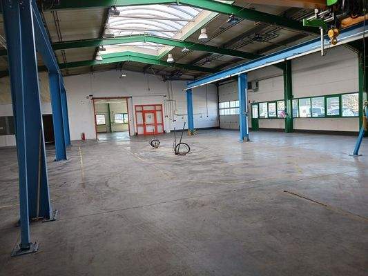 Produktionshalle mit Kran