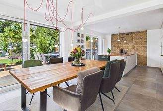 Großer Essbereich mit offener Küche und Gartenzugang