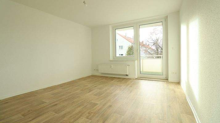 Wohnzimmer mit Balkon