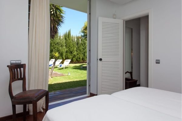 Schlafzimmer mit Zugang zur Terrasse und Pool