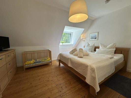 DHH - Schlafzimmer II im Dachgeschoss mit Bad en Suite