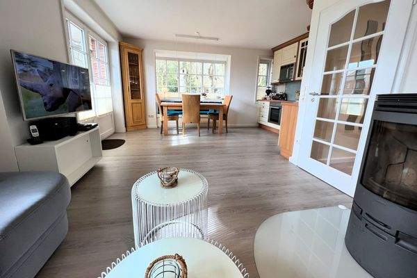 Helles Wohn- und Esszimmer mit Kaminofen