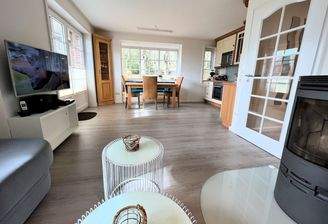 Helles Wohn- und Esszimmer mit Kaminofen