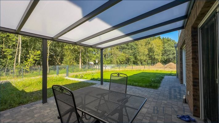 Überdachte Terrasse und Garten