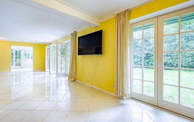 Wohn- und Essbereich mit Blick in den Garten