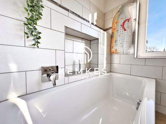 Badewanne mit eingelassener Handbrause