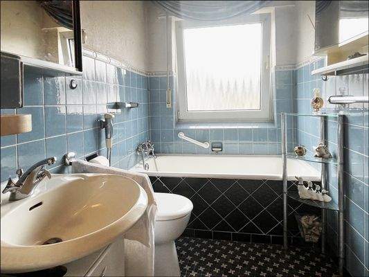 Gepflegtes Tageslichtbad im Zeitgeist der 60er-Jahre