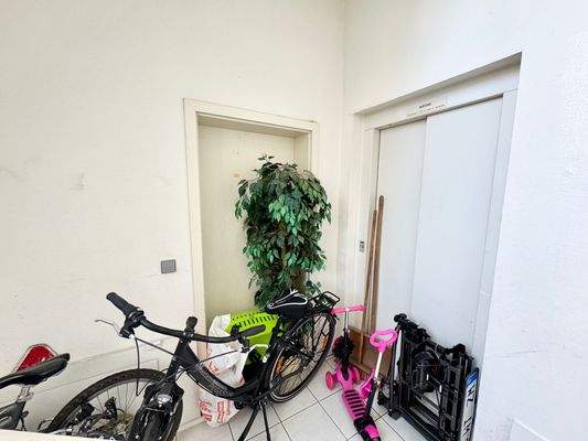 Treppenhaus / Aufzug