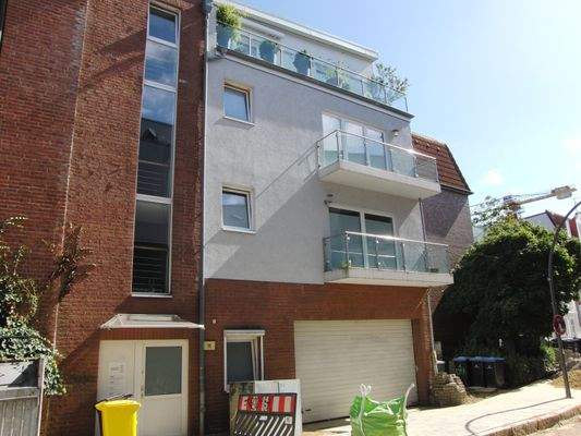 Vorderansicht mit TG-Einfahrt