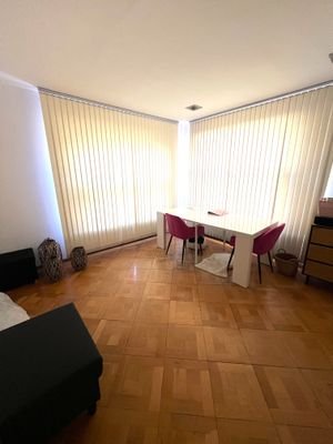 Doppelfenster mit Jalousien