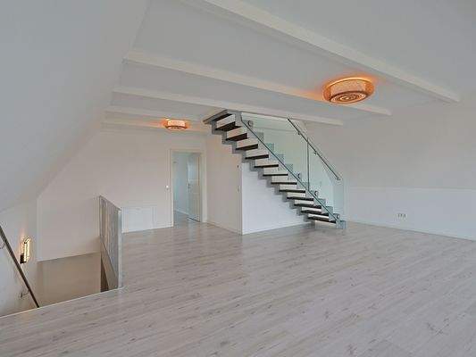 Offen gestalteter Wohnbereich im Obergeschoss mit Zugang zum Dachspitz