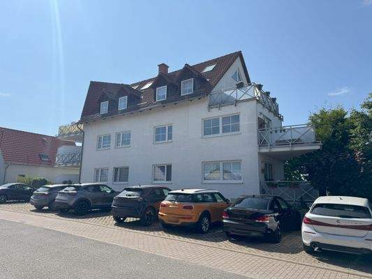 Gebäudeansicht - Parkplatz 