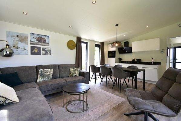 wohnzimmer-kaufen-kaatsheuvel-grosse-fenster-moder