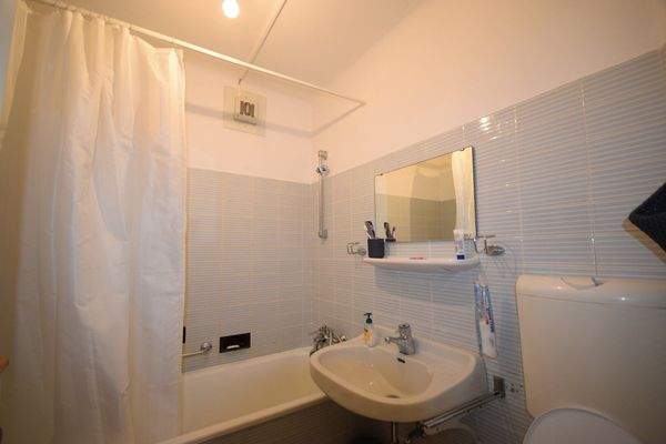 Badezimmer - Geräumige 3 Zimmer WG-Wohnung mit kleinem Balkon im Innenhof Miete Andräviertel Salzburg