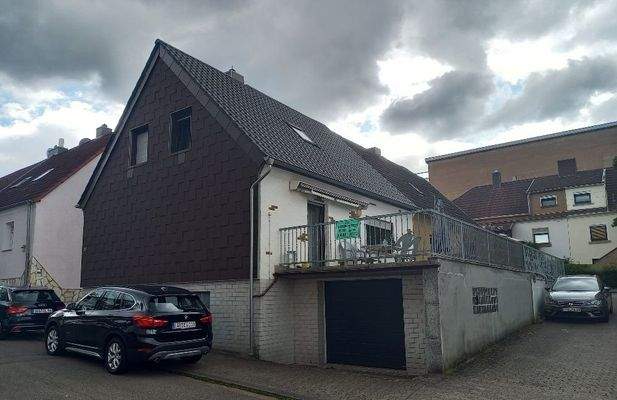 Garage mit Zugang ins Haus und großer Balkon