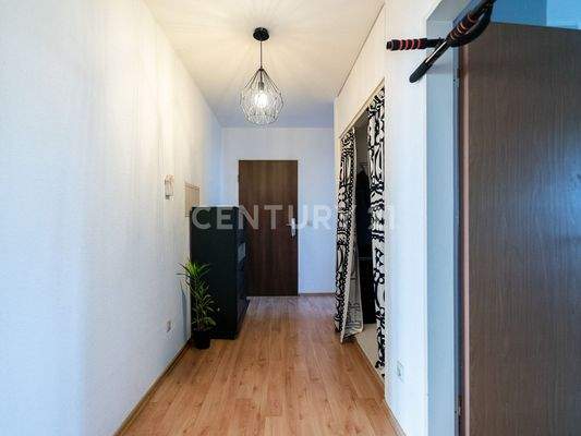 Flur mit Blick zur Eingangstür