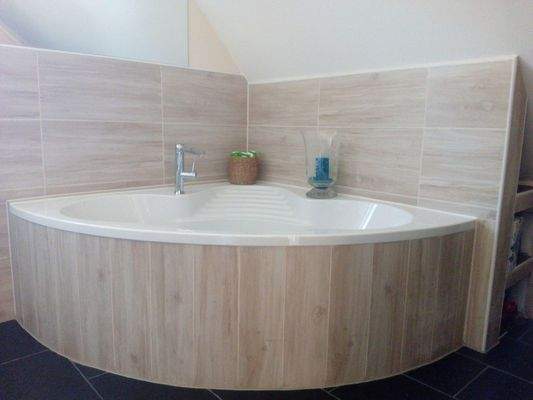 Wannenbad, Wand- u. FB Heizung