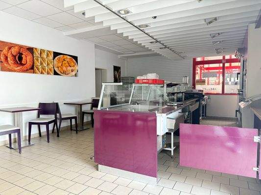 In der Ladenfläche zum Rolltor sehend