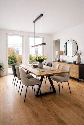 Heller Essbereich mit Ausblick