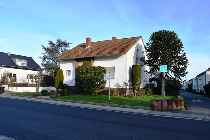 Freistehendes EFH mit 6 Zimmer, Küche, Bad, Wintergarten, Garage