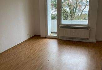 mit Panoramafenster und Zugang zum Balkon.jpg